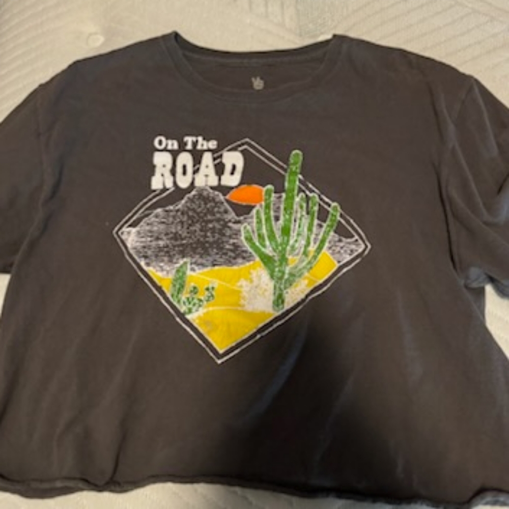 Cropped t shirt.